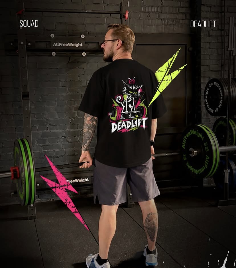 Атлет у чорній футболці SQUAD Deadlift біля штанги