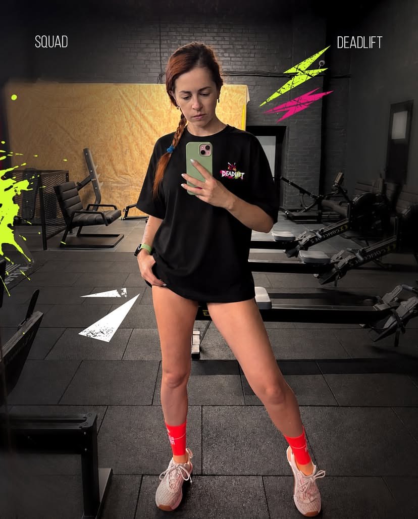 Атлетка в чорній футболці Deadlift